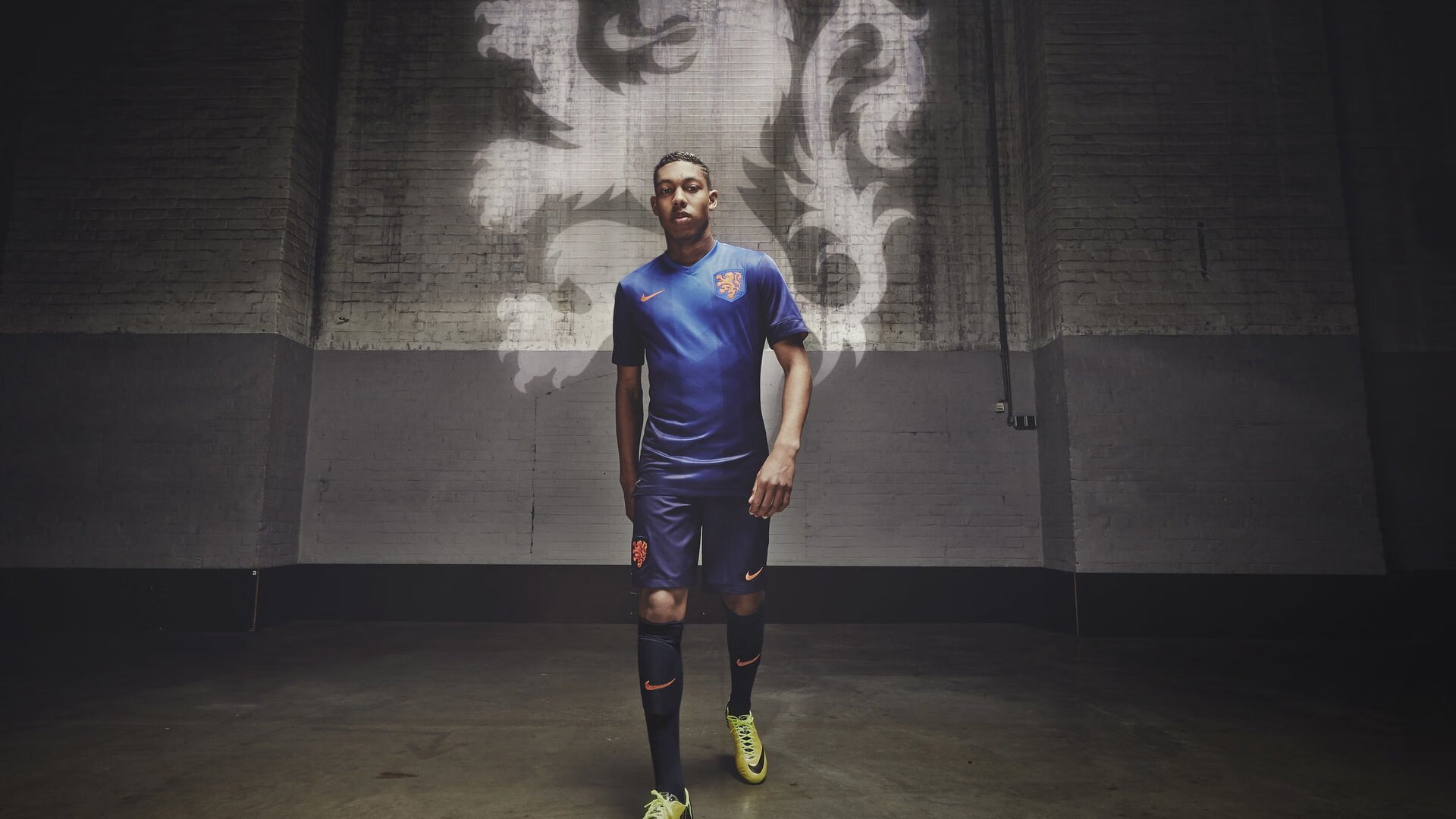 利物浦替补奇兵建功，红军稳居前四，利物浦是红军还是蓝军